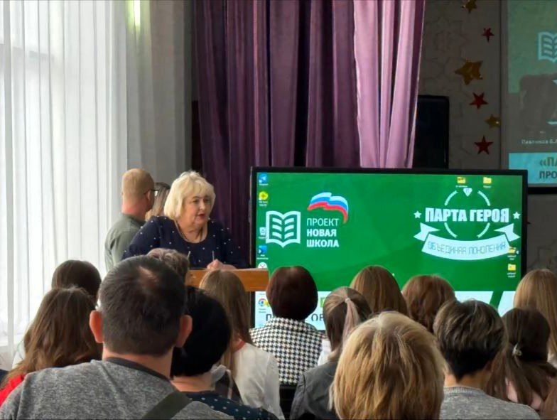 В горловской школе состоялось торжественное открытие «Парты Героя» В горловской школе состоялось торжественное открытие «Парты Героя»