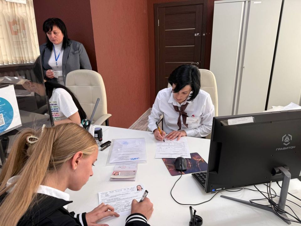 Александр Шатов: В Шахтерске вручили паспорта 14-летним гражданам Александр Шатов: В Шахтерске вручили паспорта 14-летним гражданам