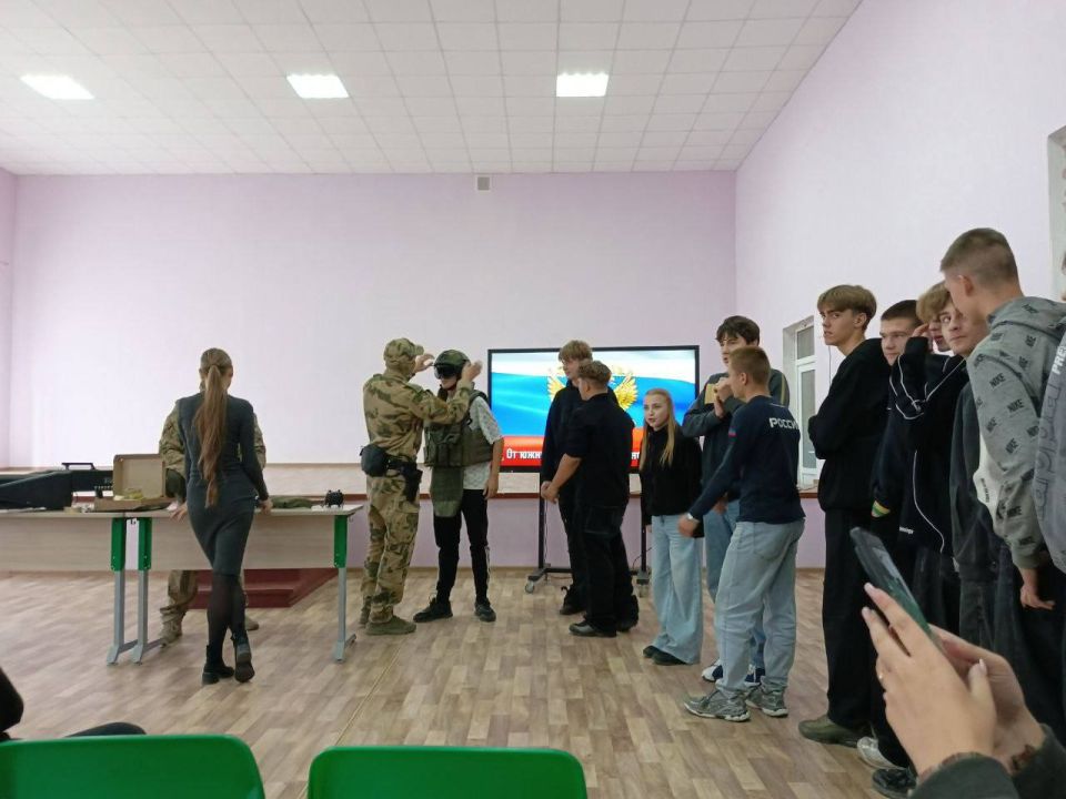 Денис Зубов: СВОим примером!. Сегодня, 29 сентября, в ГБОУ "СШ №13" состоялась встреча администрации городского округа Иловайск, совместно с военнослужащими Росгвардии с учащимися старших классов Денис Зубов: СВОим примером!. Сегодня, 29 сентября, в ГБОУ "СШ №13" состоялась встреча администрации городского округа Иловайск, совместно с военнослужащими Росгвардии с учащимися старших классов