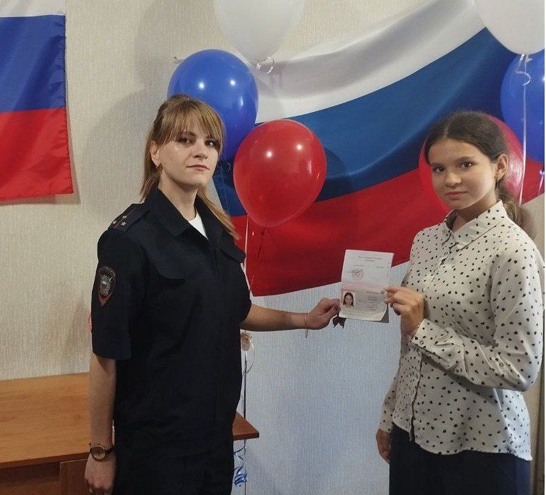 В Донецке полицейские вручили паспорта юным гражданам России В Донецке полицейские вручили паспорта юным гражданам России