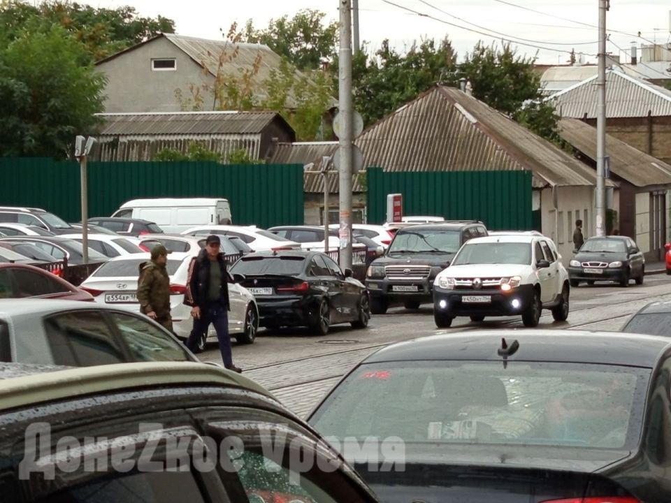 Стоянка и остановка запрещены? Автомобили на Садовом и Постышева припаркованы прямо под знаками Стоянка и остановка запрещены? Автомобили на Садовом и Постышева припаркованы прямо под знаками