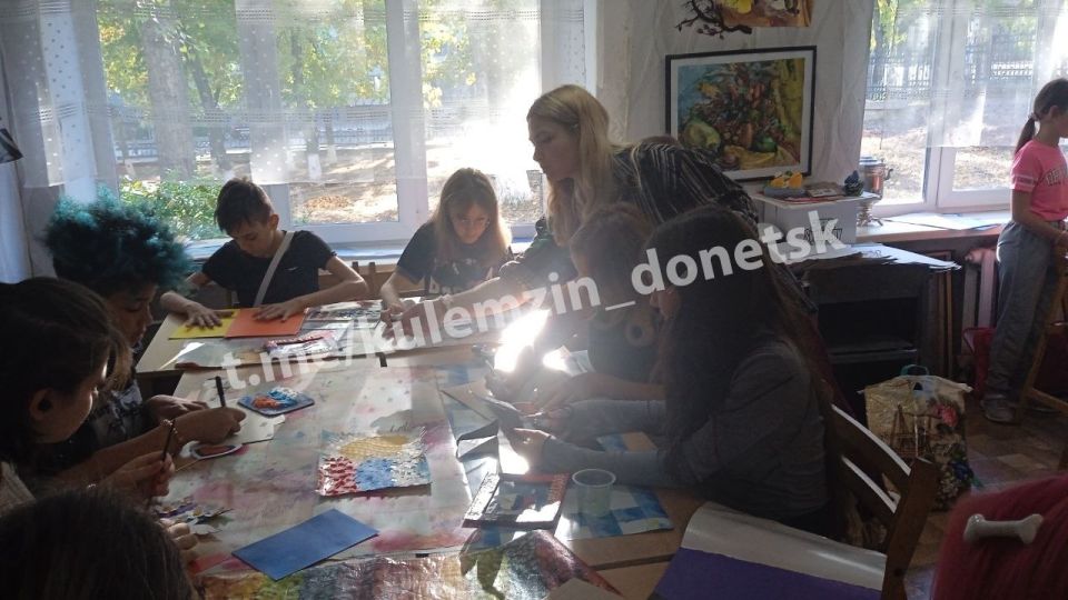 В школах искусств и художественной школе нашего города прошёл яркий марафон мастер-классов «Душой и сердцем едины», приуроченный ко Дню воссоединения Донецкой Народной Республики с Россией! В школах искусств и художественной школе нашего города прошёл яркий марафон мастер-классов «Душой и сердцем едины», приуроченный ко Дню воссоединения Донецкой Народной Республики с Россией!