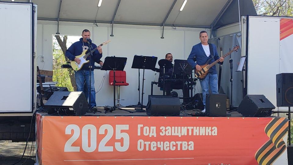 Патриотический концерт ВИА "УЛЕЙ" прошёл в селе Тополинное Патриотический концерт ВИА "УЛЕЙ" прошёл в селе Тополинное