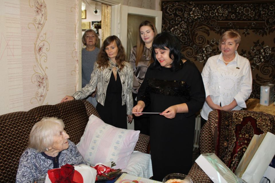 Иван Приходько: В Горловке поздравили долгожительницу со 105-летним юбилеем Иван Приходько: В Горловке поздравили долгожительницу со 105-летним юбилеем