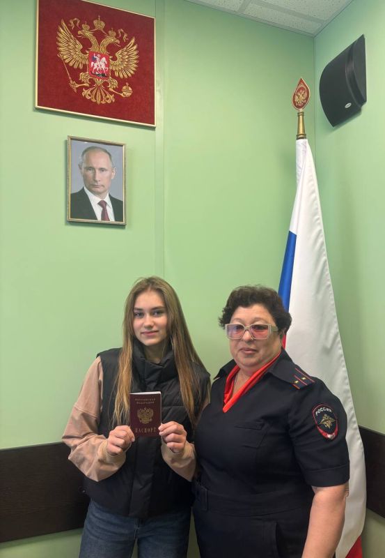 Юные жители Мангушского округа получили паспорта Российской Федерации Юные жители Мангушского округа получили паспорта Российской Федерации