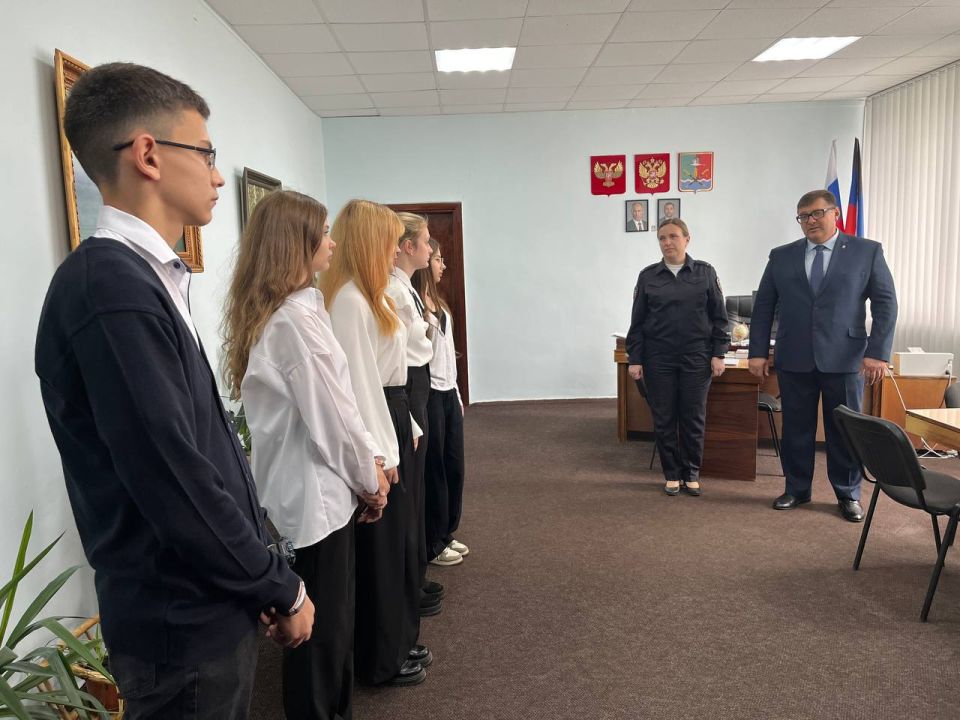 Василий Овчаров: В преддверии годовщины важного исторического события – воссоединения ДНР, ЛНР, Запорожской и Херсонской областей с Россией, выполнил почетную миссию и в торжественной обстановке вручил паспорта гражданина... Василий Овчаров: В преддверии годовщины важного исторического события – воссоединения ДНР, ЛНР, Запорожской и Херсонской областей с Россией, выполнил почетную миссию и в торжественной обстановке вручил паспорта гражданина...