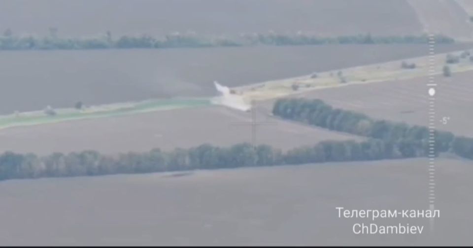 Чингис Дамбиев: Дроноводы танкового соединения группировки "Восток" ВС РФ из Бурятии уничтожили еще один украинский бронеавтомобиль Humvee американского производства с мангалом на Южно-Донецком направлении