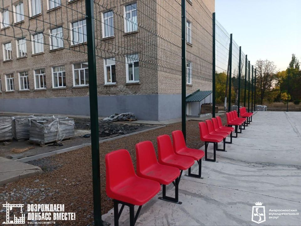 На спортивной площадке школы № 6 в Амвросиевке продолжается ремонт На спортивной площадке школы № 6 в Амвросиевке продолжается ремонт