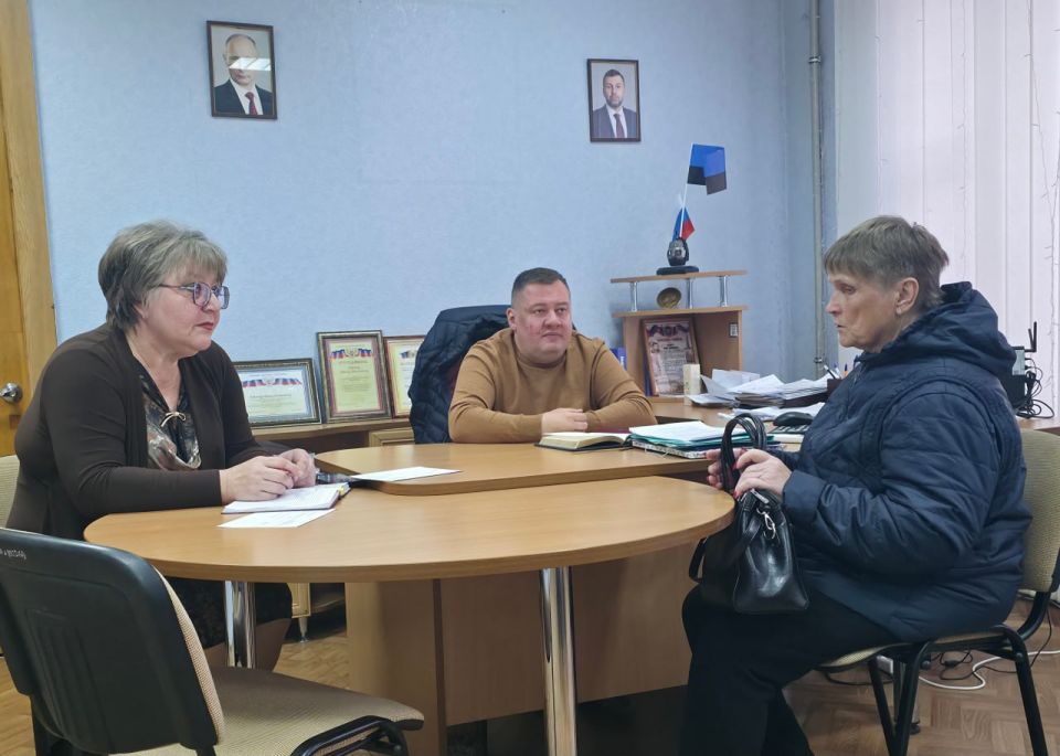 В понедельник, 29 сентября, руководитель Управы Куйбышевского внутригородского района Администрации городского округа Донецк Иван Адамец провел плановый прием граждан В понедельник, 29 сентября, руководитель Управы Куйбышевского внутригородского района Администрации городского округа Донецк Иван Адамец провел плановый прием граждан