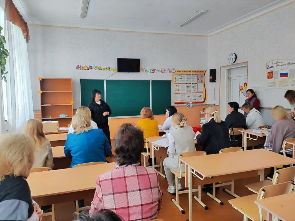 29 сентября депутат Старобешевского совета Партии "Единая Россия" Светлана Матющенко провела встречу с трудовым коллективом ГБОУ "Комсомольская школа № 1 Старобешевского М.О." 29 сентября депутат Старобешевского совета Партии "Единая Россия" Светлана Матющенко провела встречу с трудовым коллективом ГБОУ "Комсомольская школа № 1 Старобешевского М.О."
