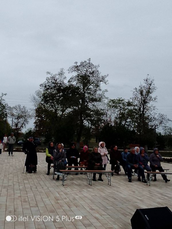 В селе Ильичевское в рамках партийного проекта «Культура малой Родины», состоялся выездной концерт солистов и вокальных коллективов «Сударушка» и «Вдохновение» Азовского сельского клуба, посвященный Дню воссоединения... В селе Ильичевское в рамках партийного проекта «Культура малой Родины», состоялся выездной концерт солистов и вокальных коллективов «Сударушка» и «Вдохновение» Азовского сельского клуба, посвященный Дню воссоединения...