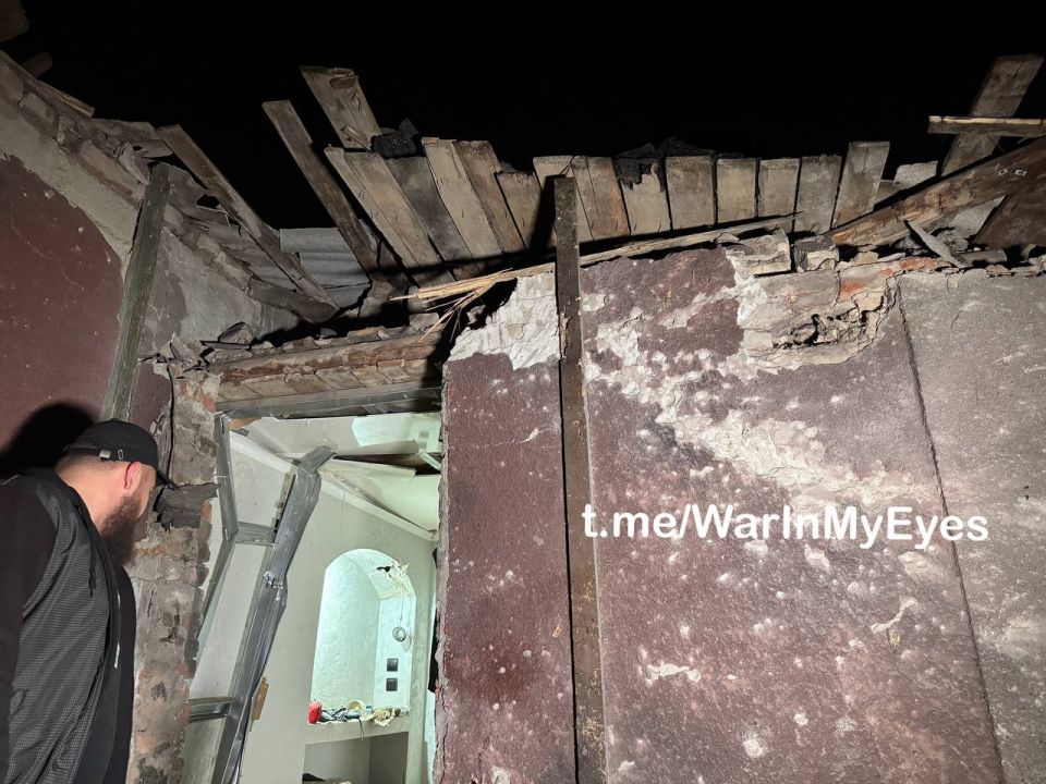 Последствия прилета ударного БПЛА в частный жилой дом в Куйбышевском районе Донецка, Горняк Последствия прилета ударного БПЛА в частный жилой дом в Куйбышевском районе Донецка, Горняк