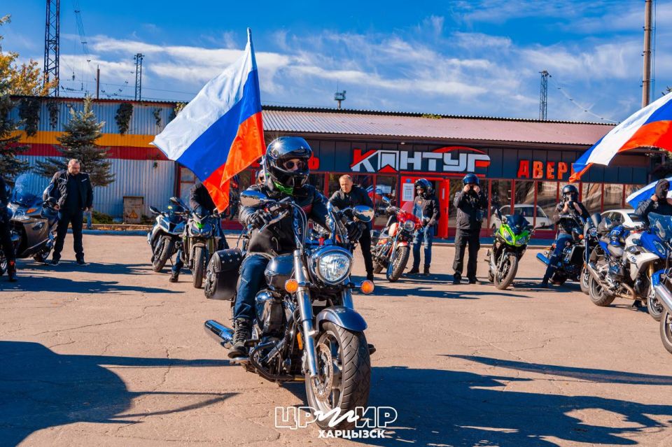 Символы воссоединения на улицах Харцызска Символы воссоединения на улицах Харцызска