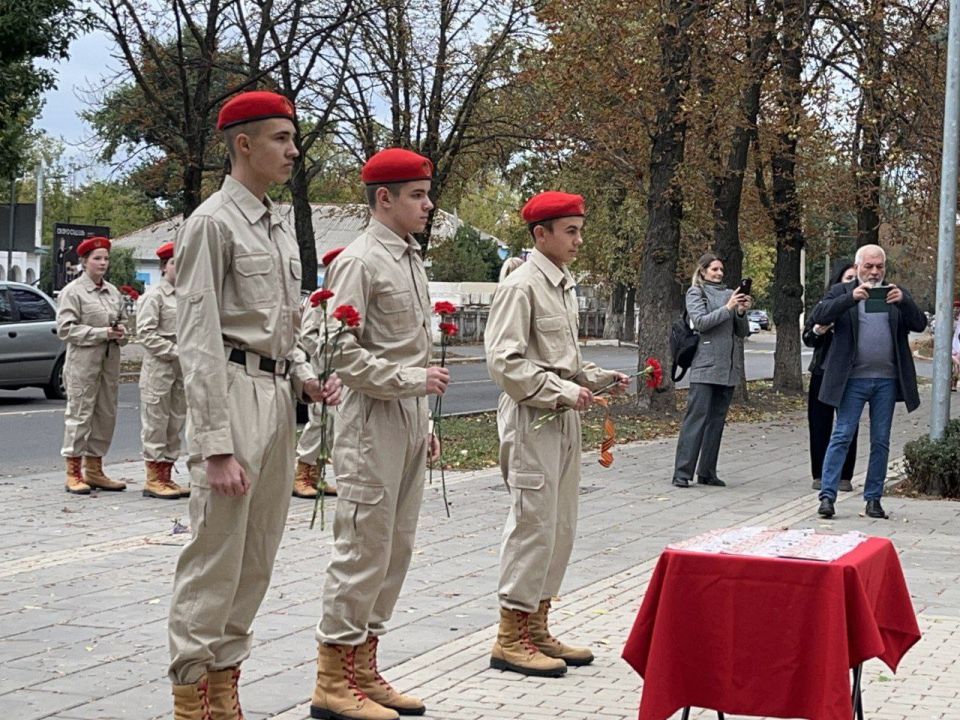 ПРИСЯГА. Юнармейцы отряда ВПК «Пламя» штаба местного отделения городского округа Харцызска ГБОУ "Средняя школа 4 г.о. Харцызск", ученица из 9-А класса Столика Дарья и ученица 10-А класса Павлюк Анастасия в честь Дня... ПРИСЯГА. Юнармейцы отряда ВПК «Пламя» штаба местного отделения городского округа Харцызска ГБОУ "Средняя школа 4 г.о. Харцызск", ученица из 9-А класса Столика Дарья и ученица 10-А класса Павлюк Анастасия в честь Дня...