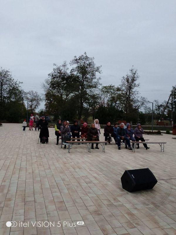 В селе Ильичевское в рамках партийного проекта «Культура малой Родины», состоялся выездной концерт солистов и вокальных коллективов «Сударушка» и «Вдохновение» Азовского сельского клуба, посвященный Дню воссоединения... В селе Ильичевское в рамках партийного проекта «Культура малой Родины», состоялся выездной концерт солистов и вокальных коллективов «Сударушка» и «Вдохновение» Азовского сельского клуба, посвященный Дню воссоединения...