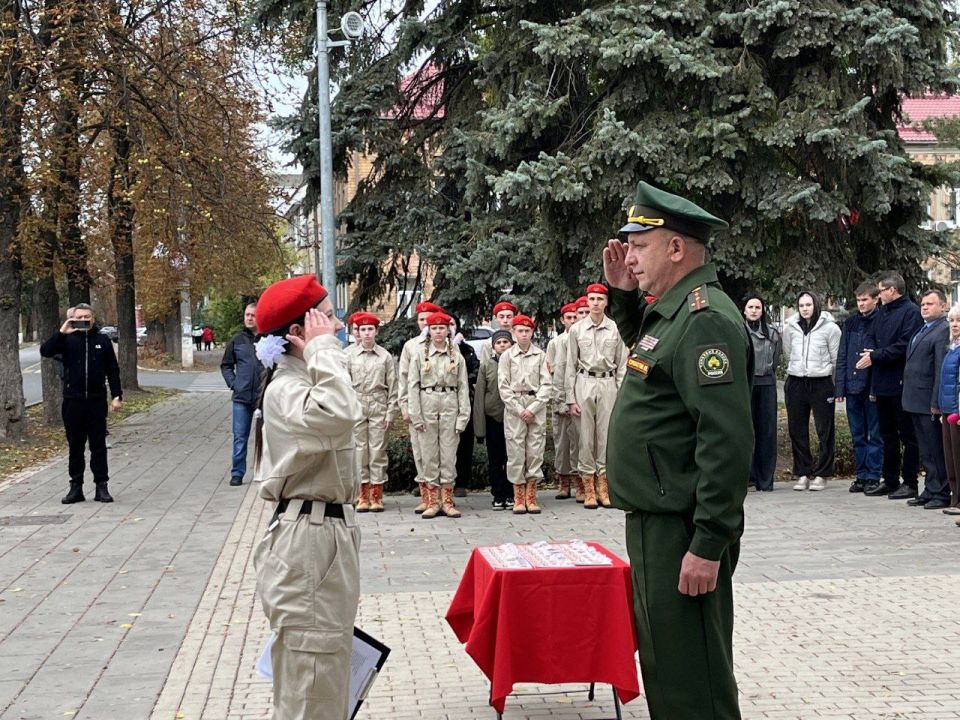 ПРИСЯГА. Юнармейцы отряда ВПК «Пламя» штаба местного отделения городского округа Харцызска ГБОУ "Средняя школа 4 г.о. Харцызск", ученица из 9-А класса Столика Дарья и ученица 10-А класса Павлюк Анастасия в честь Дня... ПРИСЯГА. Юнармейцы отряда ВПК «Пламя» штаба местного отделения городского округа Харцызска ГБОУ "Средняя школа 4 г.о. Харцызск", ученица из 9-А класса Столика Дарья и ученица 10-А класса Павлюк Анастасия в честь Дня...