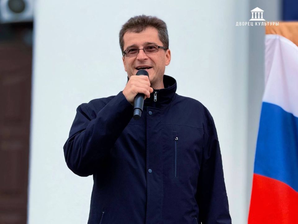 30 сентября площадь перед Харцызским городским Дворцом культуры озарилась патриотическим концертом, посвященным Дню Воссоединения Донбасса с Россией 30 сентября площадь перед Харцызским городским Дворцом культуры озарилась патриотическим концертом, посвященным Дню Воссоединения Донбасса с Россией