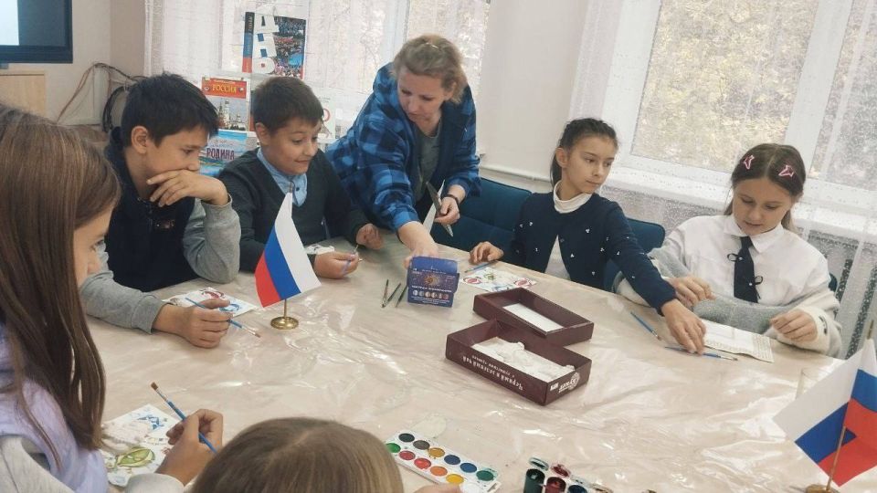 Сотрудники центральной детской библиотеки для учеников 5 класса ГБОУ СШ №1 провели патриотическую беседу «Одна страна, одна семья, одна Россия» Сотрудники центральной детской библиотеки для учеников 5 класса ГБОУ СШ №1 провели патриотическую беседу «Одна страна, одна семья, одна Россия»