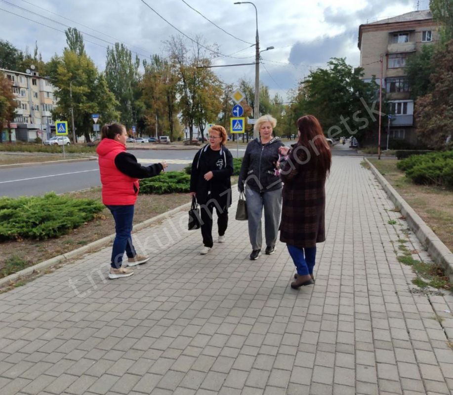 «Донецк - это Россия!». В Донецке прошла акция «Триколор» по случаю празднования Дня воссоединения Донецкой и Луганской Народных Республик, а также Запорожской и Херсонской областей с Российской Федерацией «Донецк - это Россия!». В Донецке прошла акция «Триколор» по случаю празднования Дня воссоединения Донецкой и Луганской Народных Республик, а также Запорожской и Херсонской областей с Российской Федерацией
