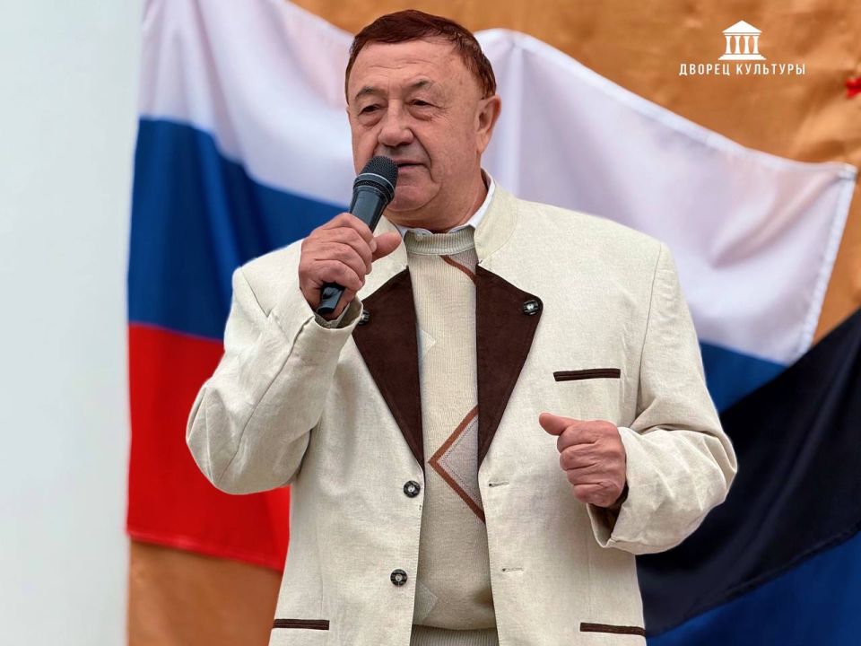30 сентября площадь перед Харцызским городским Дворцом культуры озарилась патриотическим концертом, посвященным Дню Воссоединения Донбасса с Россией 30 сентября площадь перед Харцызским городским Дворцом культуры озарилась патриотическим концертом, посвященным Дню Воссоединения Донбасса с Россией
