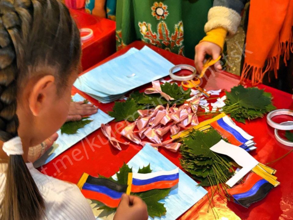 В рамках празднования Дня воссоединения Донецкой Народной Республики с Российской Федерацией во Дворце культуры «Юбилейный» прошла серия тематических мастер-классов для детей В рамках празднования Дня воссоединения Донецкой Народной Республики с Российской Федерацией во Дворце культуры «Юбилейный» прошла серия тематических мастер-классов для детей