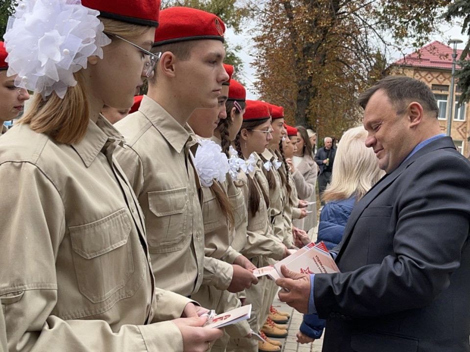 ПРИСЯГА. Юнармейцы отряда ВПК «Пламя» штаба местного отделения городского округа Харцызска ГБОУ "Средняя школа 4 г.о. Харцызск", ученица из 9-А класса Столика Дарья и ученица 10-А класса Павлюк Анастасия в честь Дня... ПРИСЯГА. Юнармейцы отряда ВПК «Пламя» штаба местного отделения городского округа Харцызска ГБОУ "Средняя школа 4 г.о. Харцызск", ученица из 9-А класса Столика Дарья и ученица 10-А класса Павлюк Анастасия в честь Дня...
