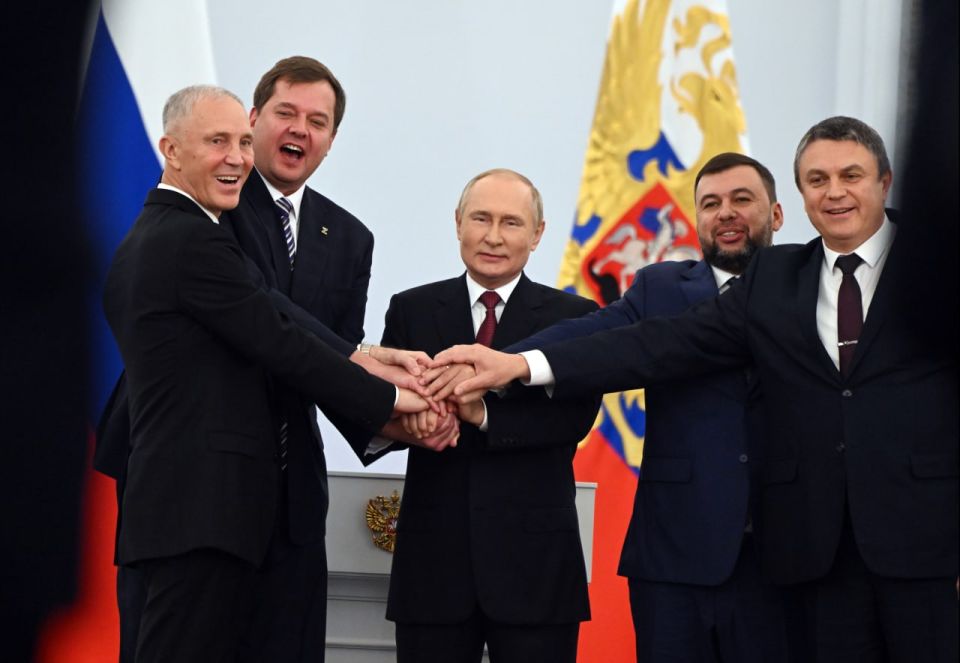 27 сентября 2025 года депутаты Ясиноватского муниципального совета Николай Коляденко, Владимир Куксенко и Ирина Евсюкова посетили места подвоза воды 27 сентября 2025 года депутаты Ясиноватского муниципального совета Николай Коляденко, Владимир Куксенко и Ирина Евсюкова посетили места подвоза воды