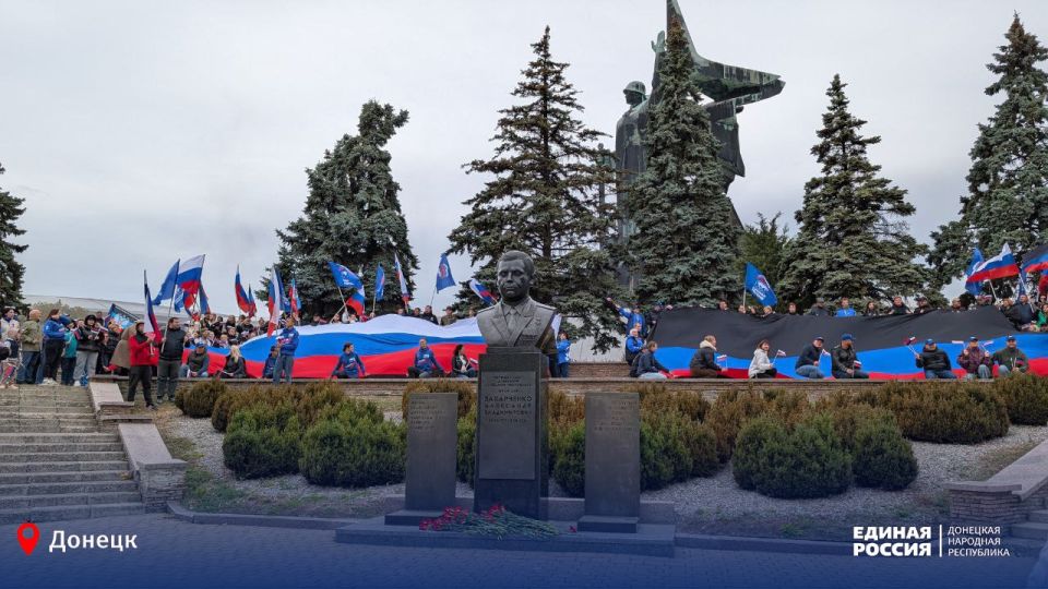Сегодня в Донецке прошёл масштабный автопробег, организованный Донецким региональным отделением партии «Единая Россия» в честь Дня воссоединения с Россией