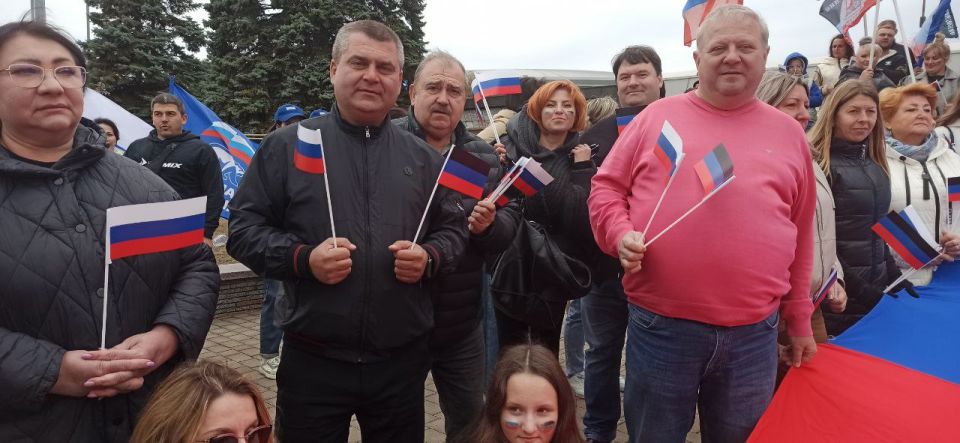 Юрий Атаманов: С однопартийцами и сторонниками партии ЕР в составе автоколонны принял участие в масштабном автопробеге в рамках празднования Дня воссоединения исторических регионов с Российской Федерацией Юрий Атаманов: С однопартийцами и сторонниками партии ЕР в составе автоколонны принял участие в масштабном автопробеге в рамках празднования Дня воссоединения исторических регионов с Российской Федерацией