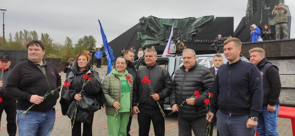 В Донецке сегодня было оживлённо – состоялся масштабный автопробег, организованный региональным отделением партии ЕР и приуроченный празднованию Дня воссоединения с Российской Федерацией В Донецке сегодня было оживлённо – состоялся масштабный автопробег, организованный региональным отделением партии ЕР и приуроченный празднованию Дня воссоединения с Российской Федерацией
