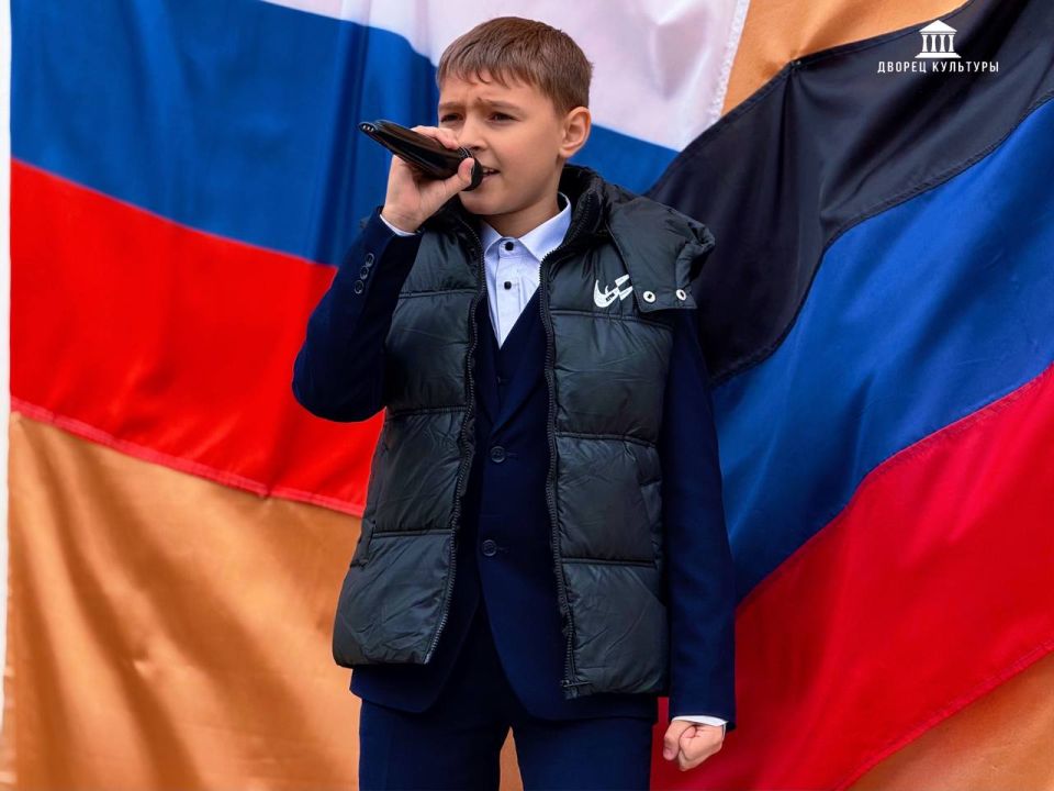 30 сентября площадь перед Харцызским городским Дворцом культуры озарилась патриотическим концертом, посвященным Дню Воссоединения Донбасса с Россией 30 сентября площадь перед Харцызским городским Дворцом культуры озарилась патриотическим концертом, посвященным Дню Воссоединения Донбасса с Россией