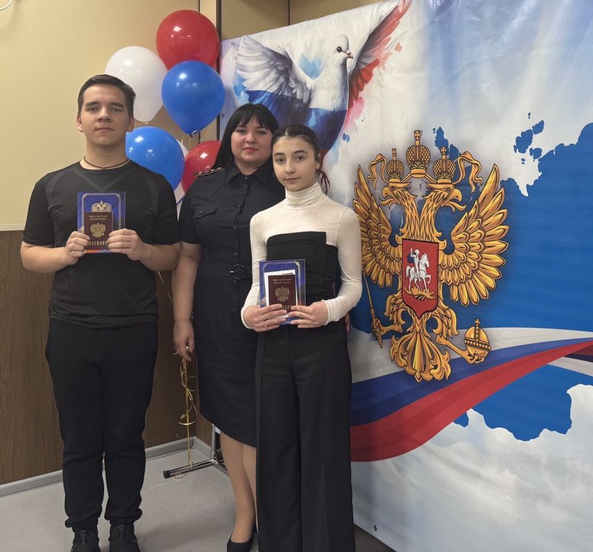 Мариупольские подростки получили паспорта граждан России в преддверии знаменательной даты Мариупольские подростки получили паспорта граждан России в преддверии знаменательной даты