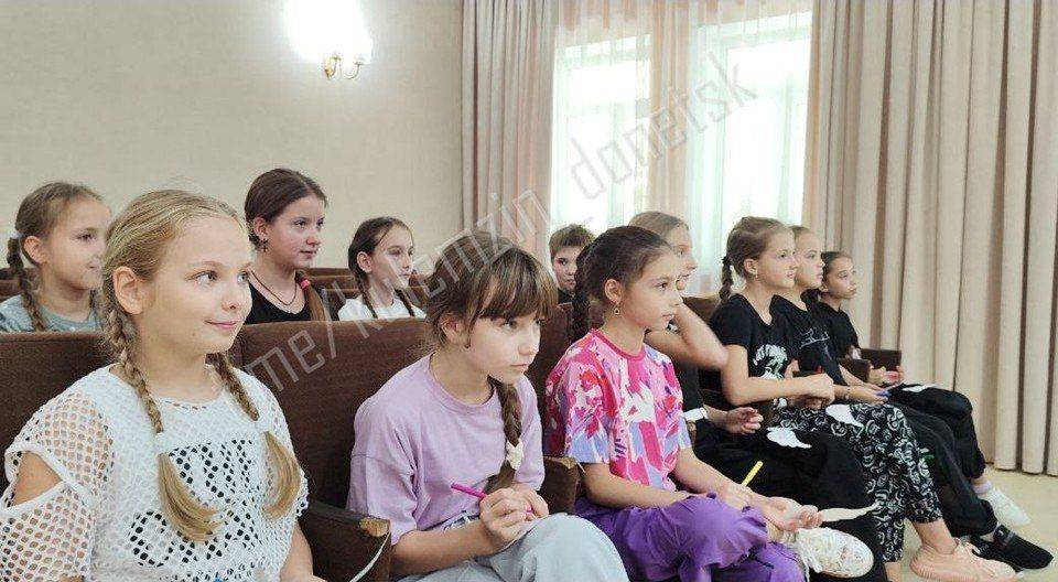 В Доме культуры им. С.М. Кирова в рамках проекта «Крепкая семья» партии «Единая Россия» состоялся познавательный час «День Веры, Надежды и Любви», адресованный участникам творческих коллективов учреждения В Доме культуры им. С.М. Кирова в рамках проекта «Крепкая семья» партии «Единая Россия» состоялся познавательный час «День Веры, Надежды и Любви», адресованный участникам творческих коллективов учреждения