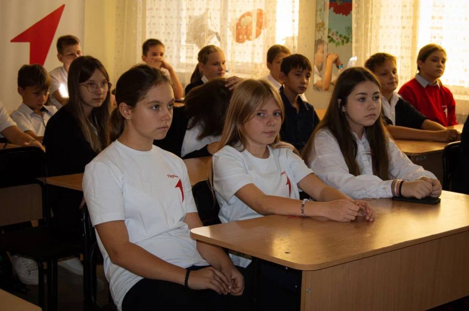 Сила единства — в знании!. По всей Республике проходят лекции от Российского общества «Знание», которые проводят местные специалисты Движения Первых, посвящённые историческому воссоединению Донбасса с Россией Сила единства — в знании!. По всей Республике проходят лекции от Российского общества «Знание», которые проводят местные специалисты Движения Первых, посвящённые историческому воссоединению Донбасса с Россией