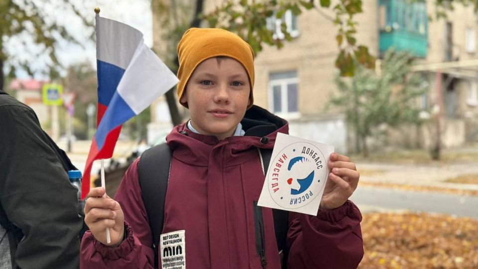 Акция "Мы едины". Сотрудники отдела по делам молодежи и спорта администрации Ясиноватского муниципального округа совместно с местным отделением Юнармии и Молодежкой Народного фронта поздравили жителей города Ясиноватая с... Акция "Мы едины". Сотрудники отдела по делам молодежи и спорта администрации Ясиноватского муниципального округа совместно с местным отделением Юнармии и Молодежкой Народного фронта поздравили жителей города Ясиноватая с...