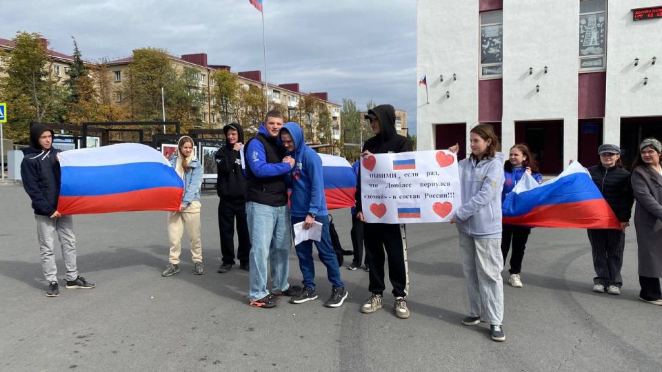 Снежнянцев поздравили с Днем воссоединения Донбасса с Россией Снежнянцев поздравили с Днем воссоединения Донбасса с Россией