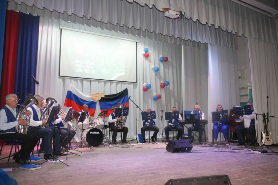 Борис Трима: В честь Дня воссоединения Донецкой и Луганской Народных Республик, Запорожской и Херсонской областей с Российской Федерацией в Мангуше состоялся торжественный концерт Борис Трима: В честь Дня воссоединения Донецкой и Луганской Народных Республик, Запорожской и Херсонской областей с Российской Федерацией в Мангуше состоялся торжественный концерт