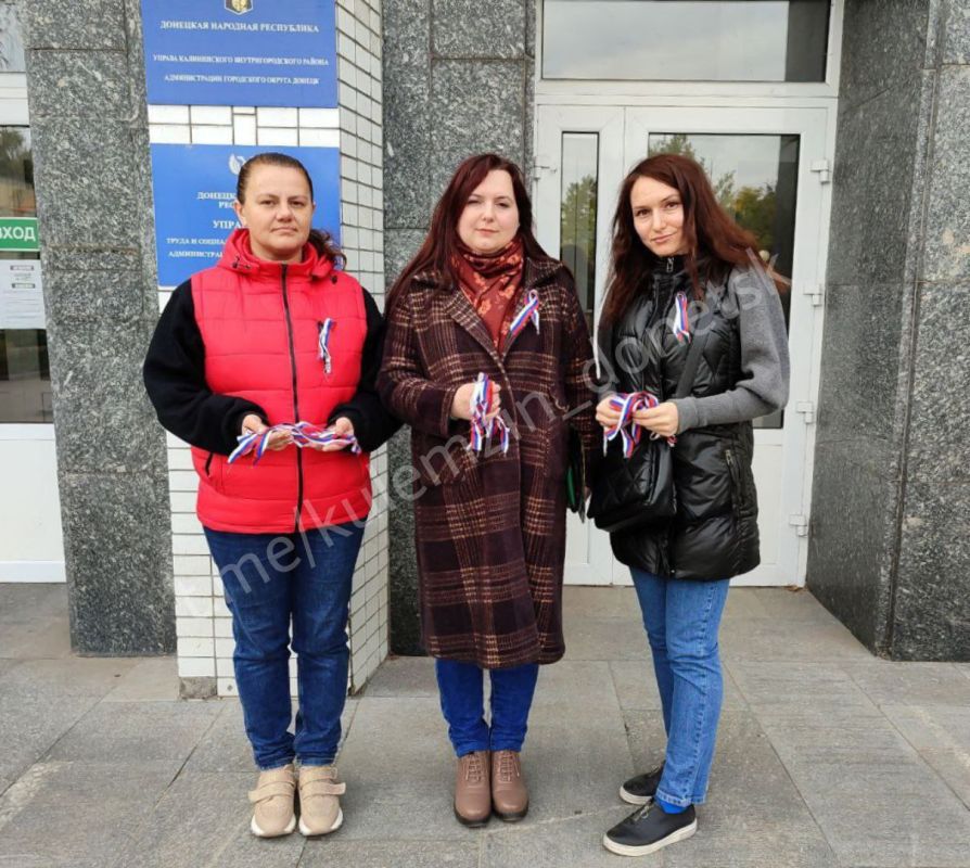 «Донецк - это Россия!». В Донецке прошла акция «Триколор» по случаю празднования Дня воссоединения Донецкой и Луганской Народных Республик, а также Запорожской и Херсонской областей с Российской Федерацией «Донецк - это Россия!». В Донецке прошла акция «Триколор» по случаю празднования Дня воссоединения Донецкой и Луганской Народных Республик, а также Запорожской и Херсонской областей с Российской Федерацией