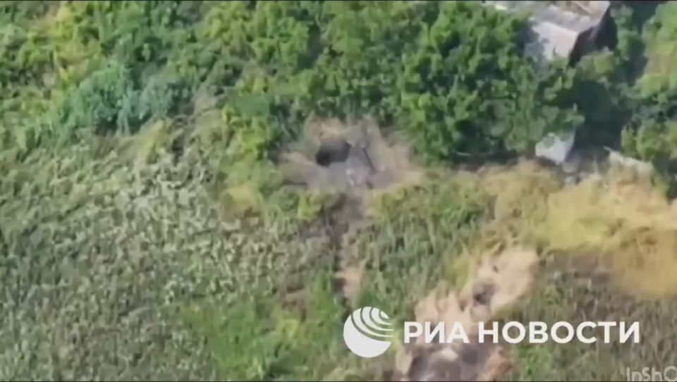 Владислав Шурыгин: Российские военнослужащие развернули флаги РФ в различных частях освобожденного Кировска в ДНР, сообщили в Минобороны и показали видео