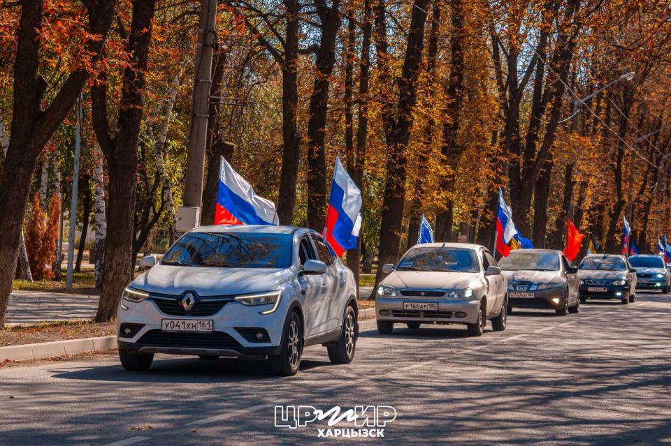 Символы воссоединения на улицах Харцызска Символы воссоединения на улицах Харцызска