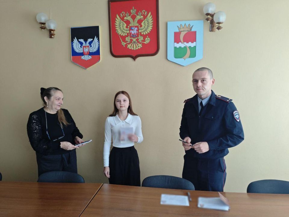 В День воссоединения сотрудники полиции вручили подросткам первые паспорта РФ В День воссоединения сотрудники полиции вручили подросткам первые паспорта РФ