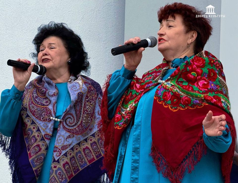 30 сентября площадь перед Харцызским городским Дворцом культуры озарилась патриотическим концертом, посвященным Дню Воссоединения Донбасса с Россией 30 сентября площадь перед Харцызским городским Дворцом культуры озарилась патриотическим концертом, посвященным Дню Воссоединения Донбасса с Россией