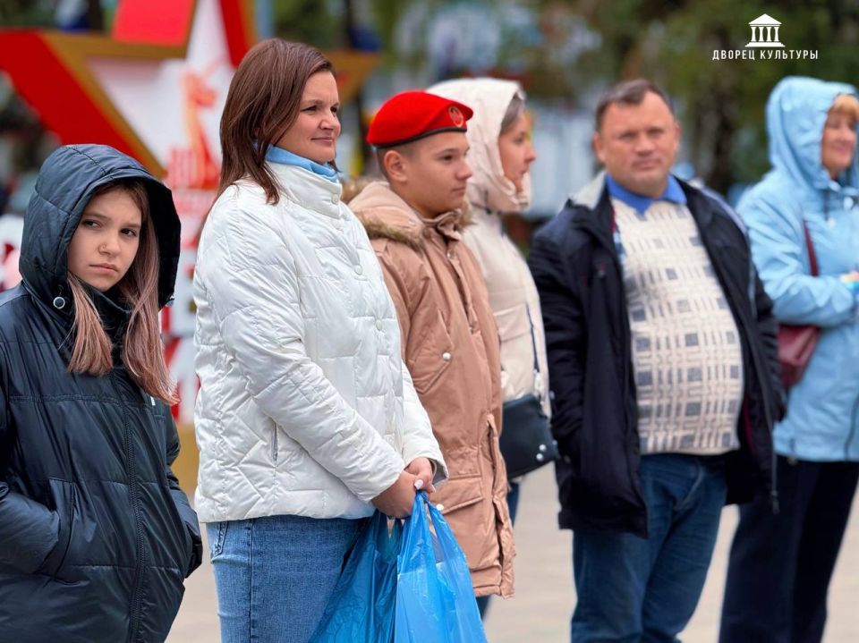 30 сентября площадь перед Харцызским городским Дворцом культуры озарилась патриотическим концертом, посвященным Дню Воссоединения Донбасса с Россией 30 сентября площадь перед Харцызским городским Дворцом культуры озарилась патриотическим концертом, посвященным Дню Воссоединения Донбасса с Россией