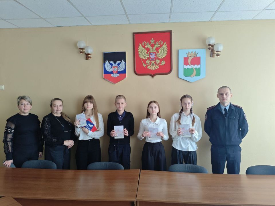 «Мы -граждане России!». Общественная организация «Движение первых» провела серию торжественных мероприятий по вручению паспортов граждан Российской Федерации юным жителям Республики «Мы -граждане России!». Общественная организация «Движение первых» провела серию торжественных мероприятий по вручению паспортов граждан Российской Федерации юным жителям Республики