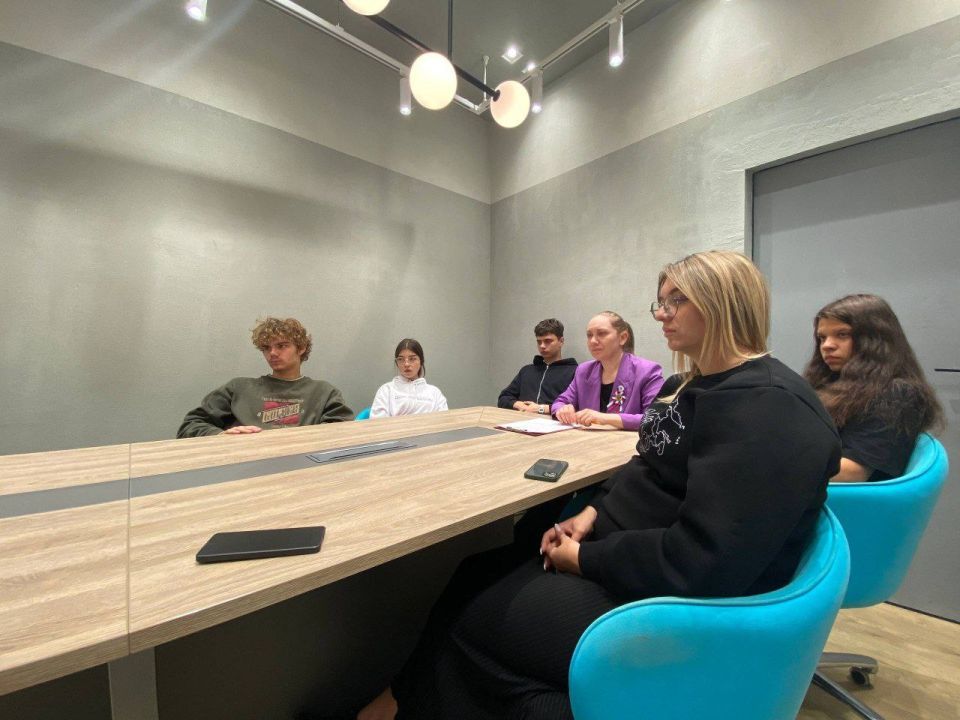 В День Воссоединения Донецкой Народной Республики, Луганской Народной Республики, Запорожской и Херсонской областей с Российской Федерацией активисты Дома молодёжи г. Волноваха ДНР и специалисты Центра «Патриот» г.... В День Воссоединения Донецкой Народной Республики, Луганской Народной Республики, Запорожской и Херсонской областей с Российской Федерацией активисты Дома молодёжи г. Волноваха ДНР и специалисты Центра «Патриот» г....