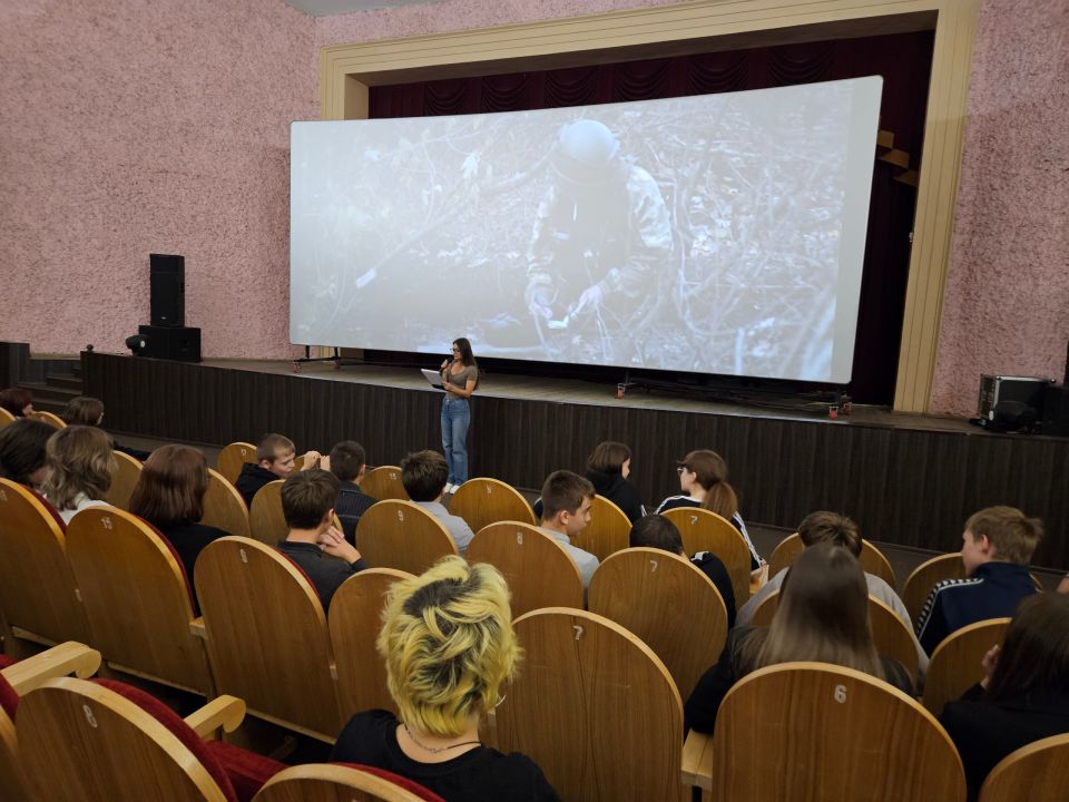 30 сентября в кинозале ДК "Угольщиков" прошел показ документального фильма режиссёра Владимира Аграновича «Донбасс. Признанный» 30 сентября в кинозале ДК "Угольщиков" прошел показ документального фильма режиссёра Владимира Аграновича «Донбасс. Признанный»