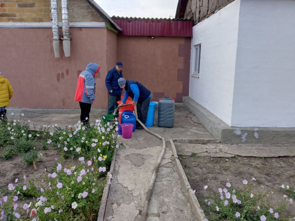 Для обеспечения водой жителей района Управой Кировского внутригородского района при поддержке региона-шефа Московская область ежедневно осуществляется подвоз воды для жителей домов, в которые в установленный графиком день не... Для обеспечения водой жителей района Управой Кировского внутригородского района при поддержке региона-шефа Московская область ежедневно осуществляется подвоз воды для жителей домов, в которые в установленный графиком день не...