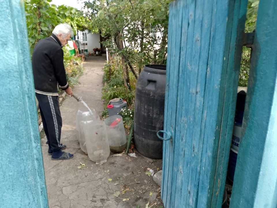 Для обеспечения водой жителей района Управой Кировского внутригородского района при поддержке региона-шефа Московская область ежедневно осуществляется подвоз воды для жителей домов, в которые в установленный графиком день не... Для обеспечения водой жителей района Управой Кировского внутригородского района при поддержке региона-шефа Московская область ежедневно осуществляется подвоз воды для жителей домов, в которые в установленный графиком день не...