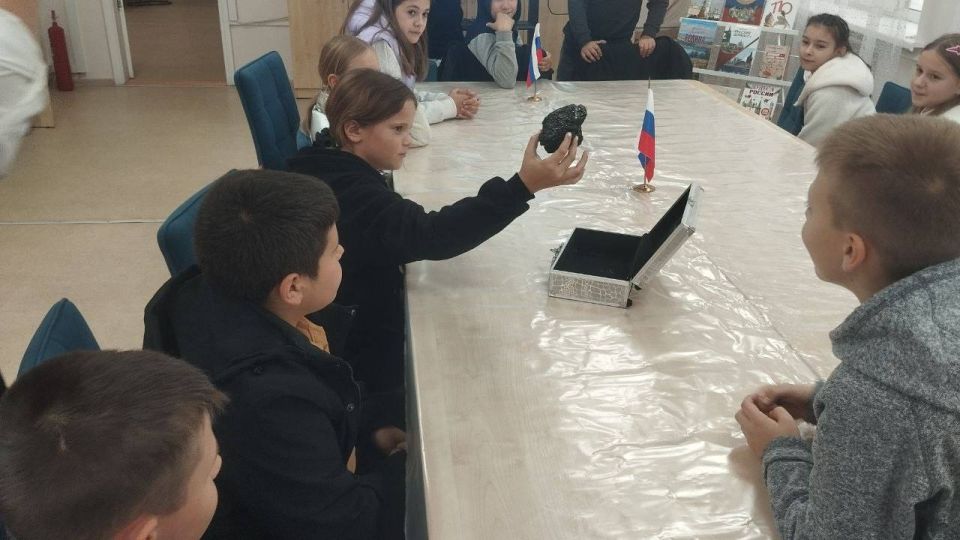 Сотрудники центральной детской библиотеки для учеников 5 класса ГБОУ СШ №1 провели патриотическую беседу «Одна страна, одна семья, одна Россия» Сотрудники центральной детской библиотеки для учеников 5 класса ГБОУ СШ №1 провели патриотическую беседу «Одна страна, одна семья, одна Россия»