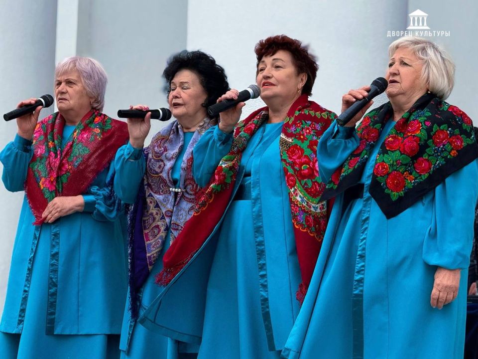 30 сентября площадь перед Харцызским городским Дворцом культуры озарилась патриотическим концертом, посвященным Дню Воссоединения Донбасса с Россией 30 сентября площадь перед Харцызским городским Дворцом культуры озарилась патриотическим концертом, посвященным Дню Воссоединения Донбасса с Россией